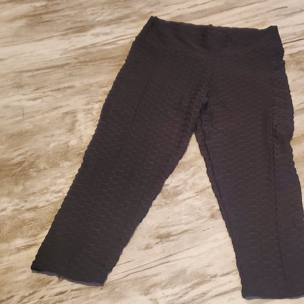 FREE capri leggings with purchase 👏 👏